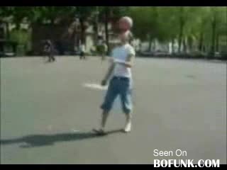 Момиче С Доста Добри Футболни Умения