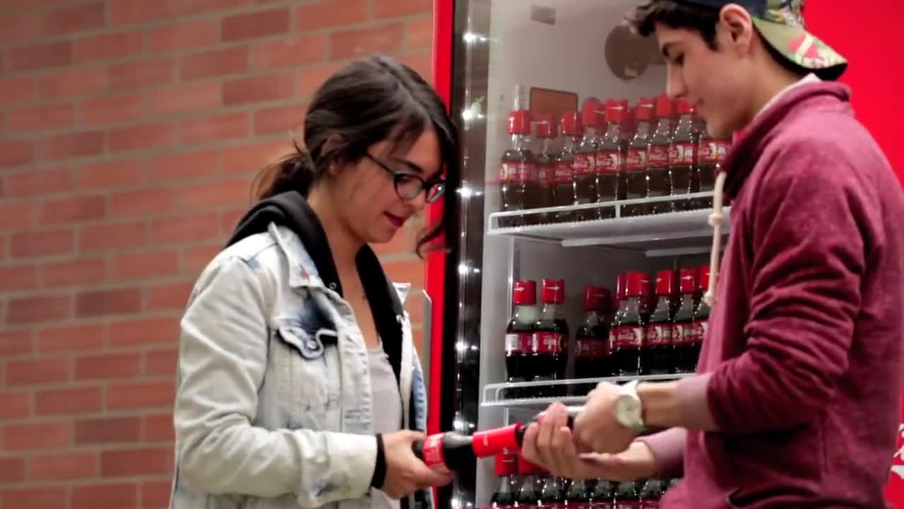 Нoвата бутилка на Coca Cola - направена с цел запознанство!