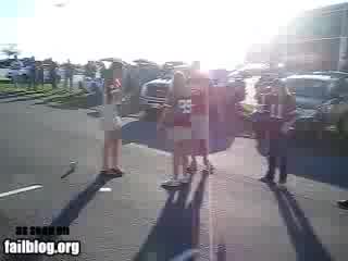 Момиче Се Пробва Да Счупи Маса
