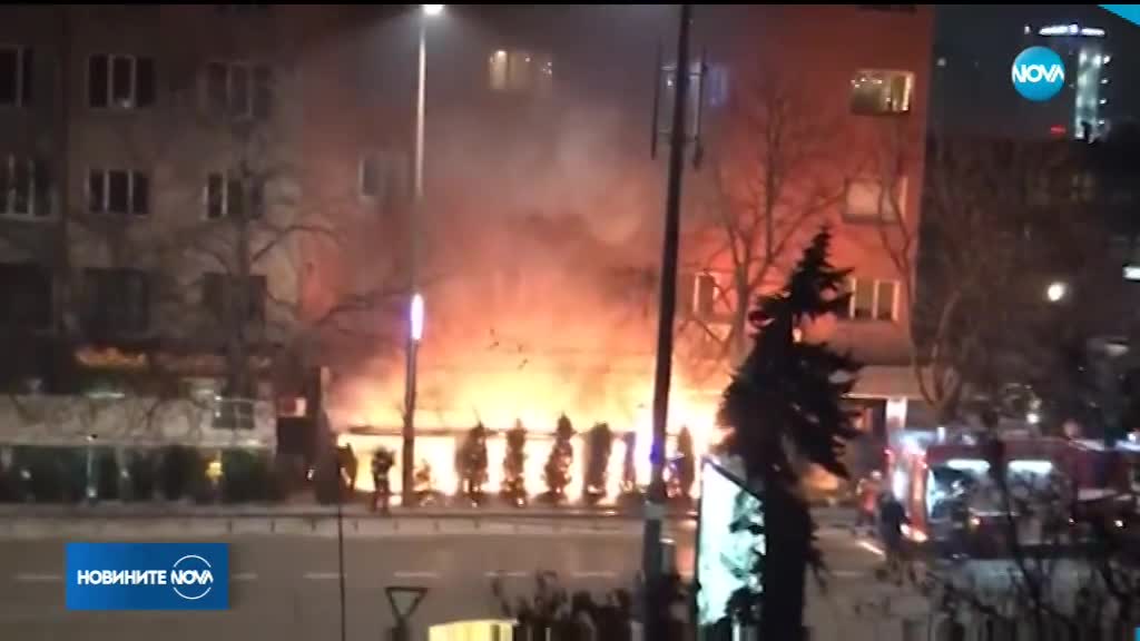 Пожар изпепели част от заведение в центъра на София (ВИДЕО)