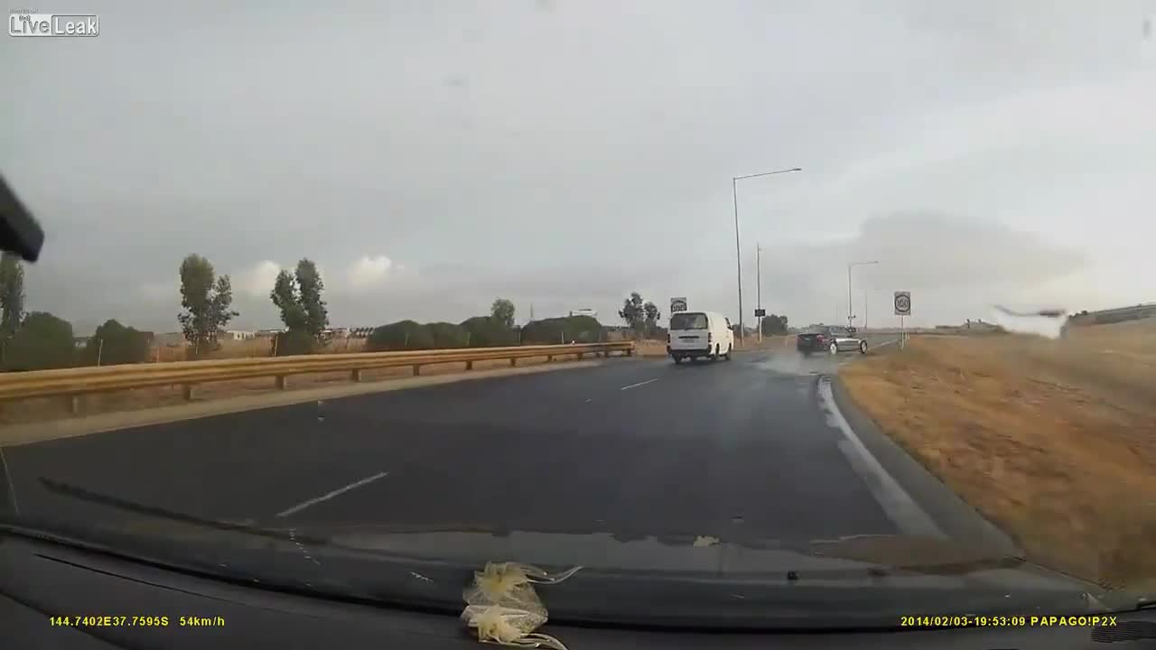 Вижте какво се случва, когато едно Bmw мине през една локва с малко по-висока скорост!