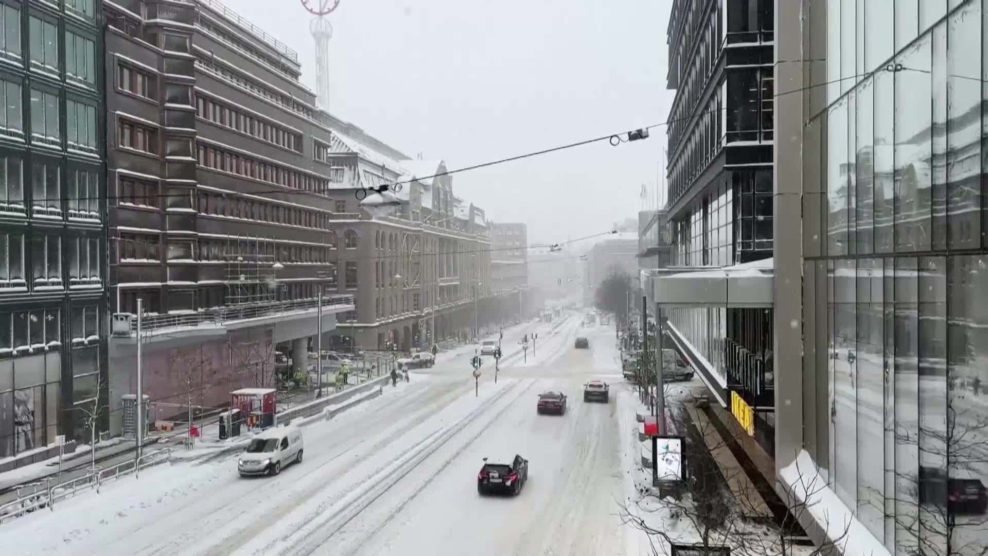 Изненадващо: Дебели преспи сняг затрупаха Стокхолм