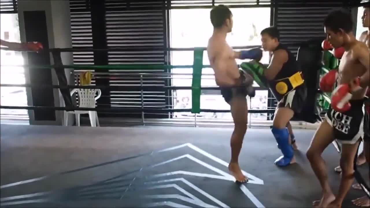 30 мощни удара с крак за по малко от 15 секунди - Crazy Taekwondo Fighter