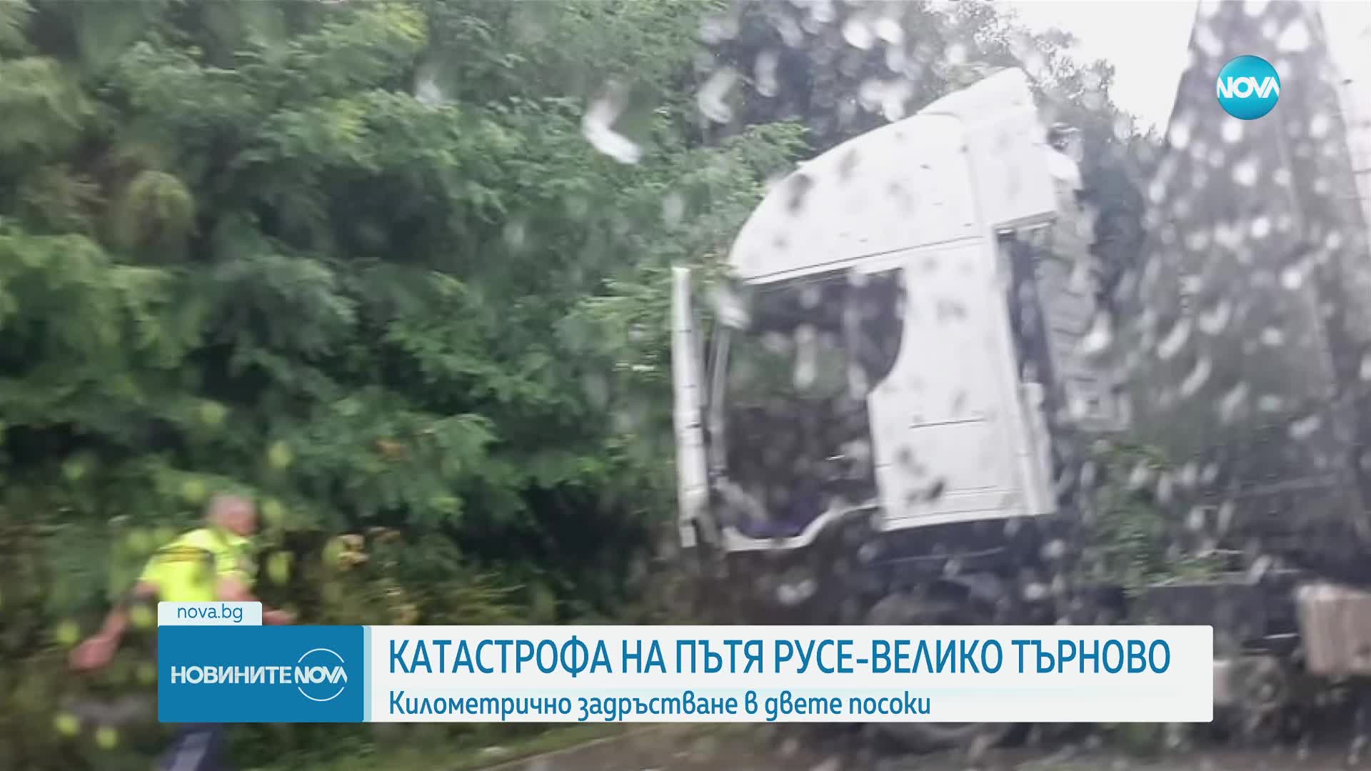 Два тира се удариха и блокираха пътя Русе - Велико Търново