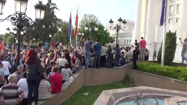 Хиляди протестират срещу Груевски, хвърлят яйца и картофи
