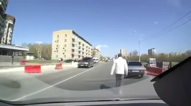 Ядосан баща скача на бой на шофьор, който за малко да блъсне семейството му на пешаходна пътека!