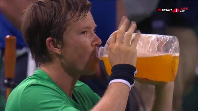 Тенисист изуми с гигантска бутилка