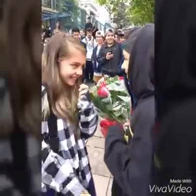 това е смел млад джентълмен с огромно сърце. толкова вдъхновяващо!