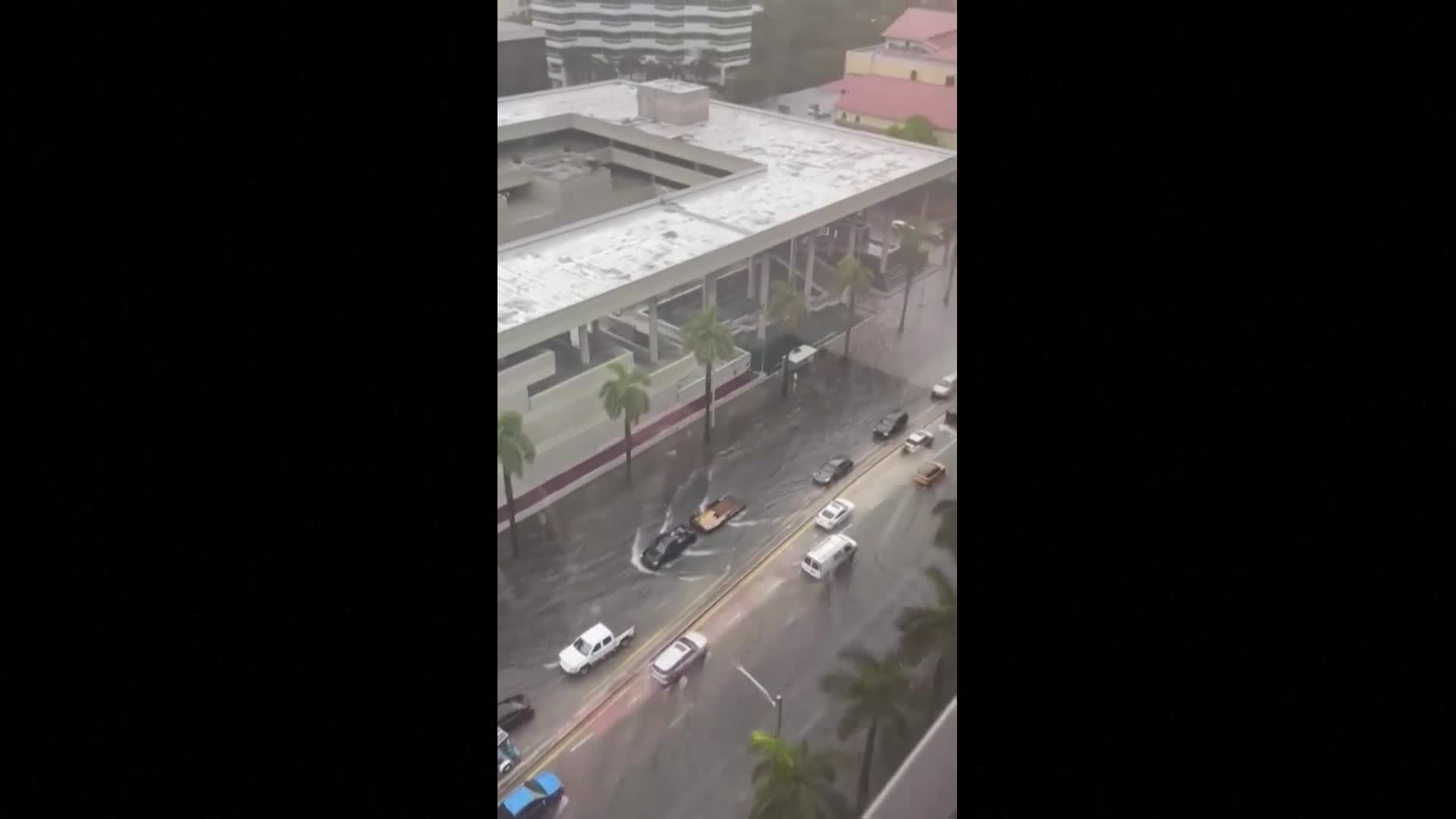Пешеходец плува по един от оживените булеварди във Форт Лодърдейл
