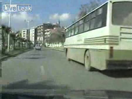 човек пада от автобус