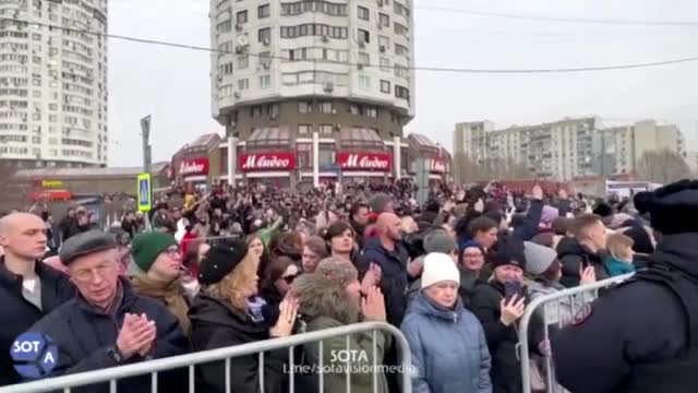С аплодисменти: Започна опелото на Навални, хора чакат на опашка, за да се простят с опозиционера