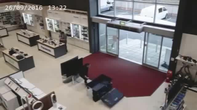 Клиент потроши 4 телевизора за пет секунди!