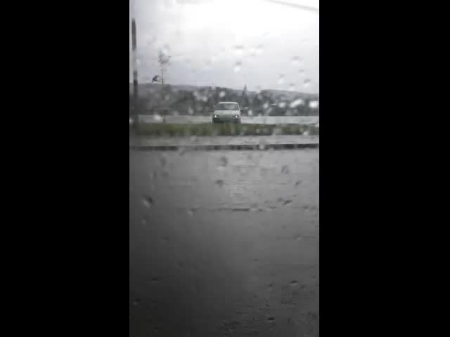 Силен дъжд, придружен с гръмотевици в Самоков превърна улиците в реки