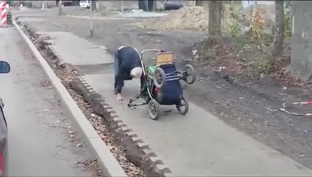 Смях ... Пиян руснак управлява детска количка !!!