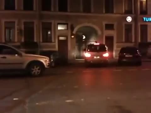 Луд руснак издърпва с въже , кола която му пречи да премине !