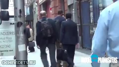 Реакцията на граждани когато се крадат пари от бездомен мъж-'социален експеримент'