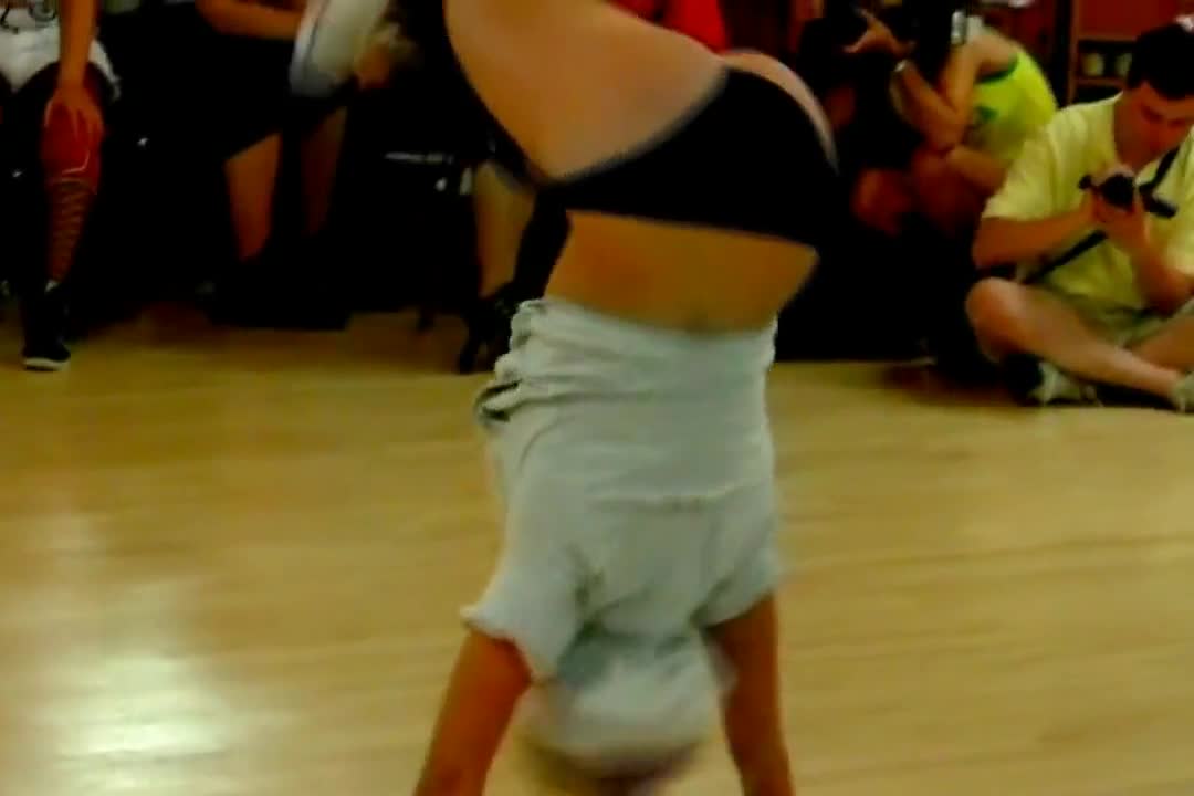 Много яка мацка танцува-dancehall