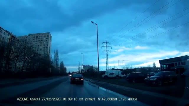 Един автобус и два светофара