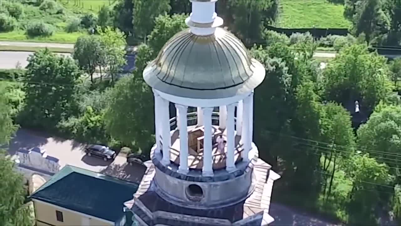Собственик на дрон случайно щракна любовници в манастир