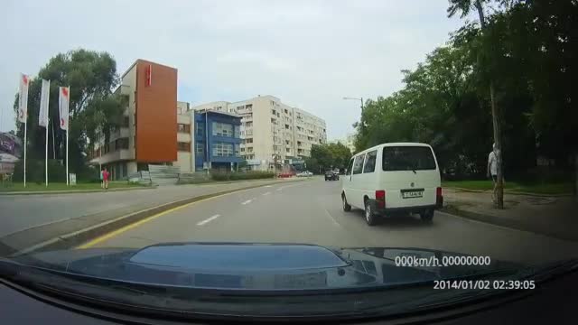Шофьор си изхвърля цигарата през прозореца