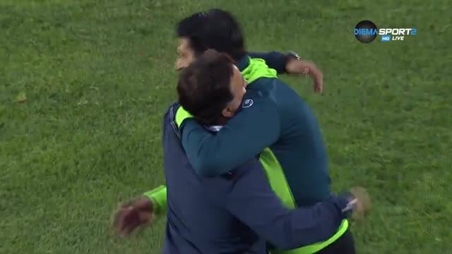 Гонзо и Митов с приятелска прегръдка след мача