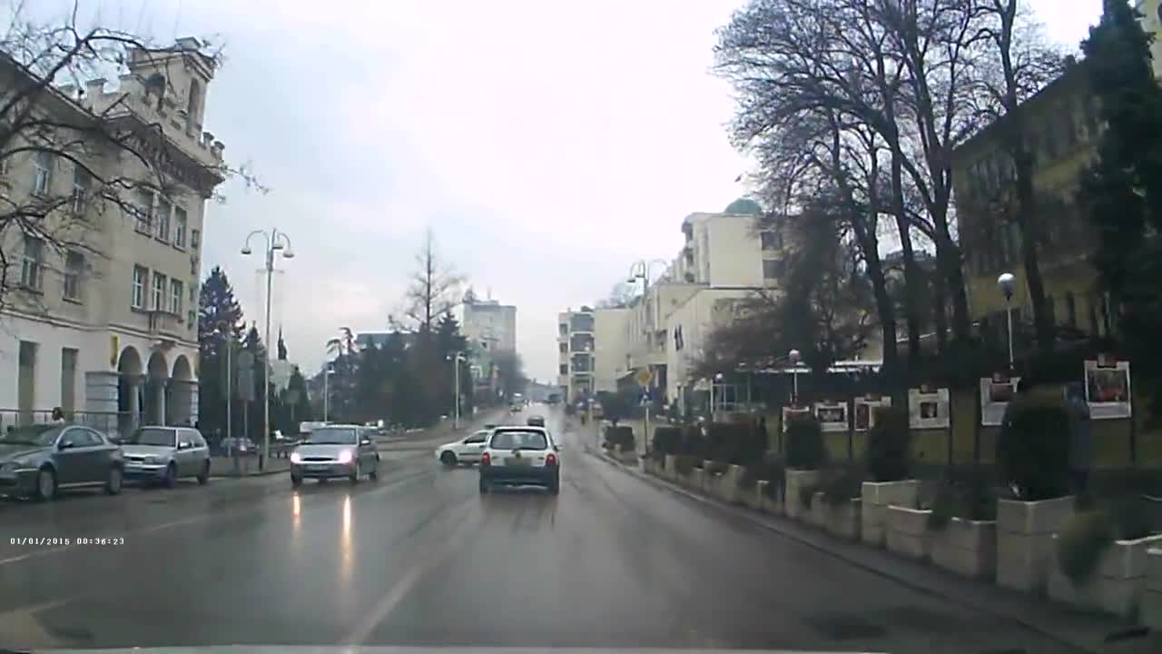 Служители на реда грубо погазват пътните правила