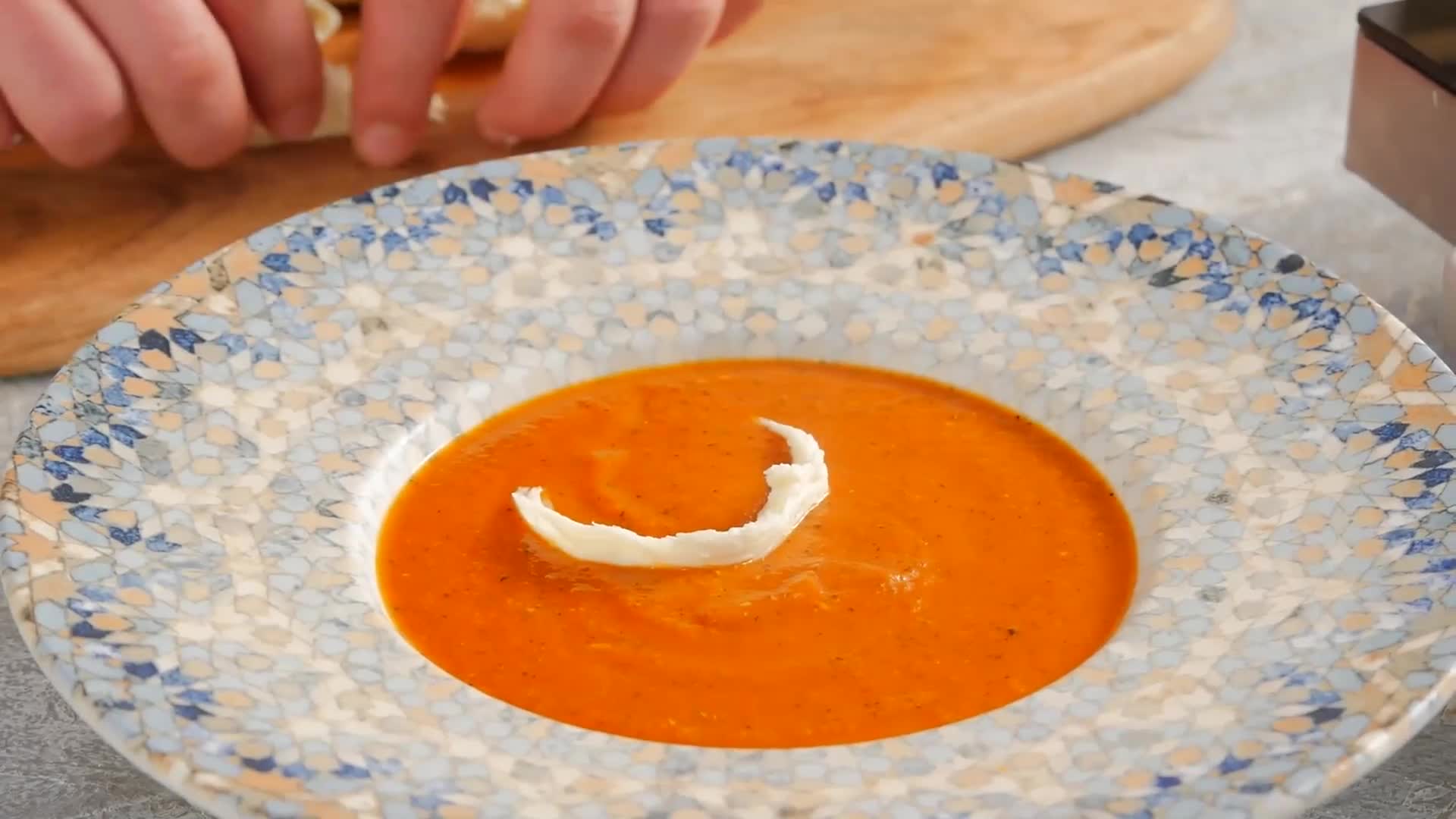Доматена крем супа с моцарела, пармезан и босилек
