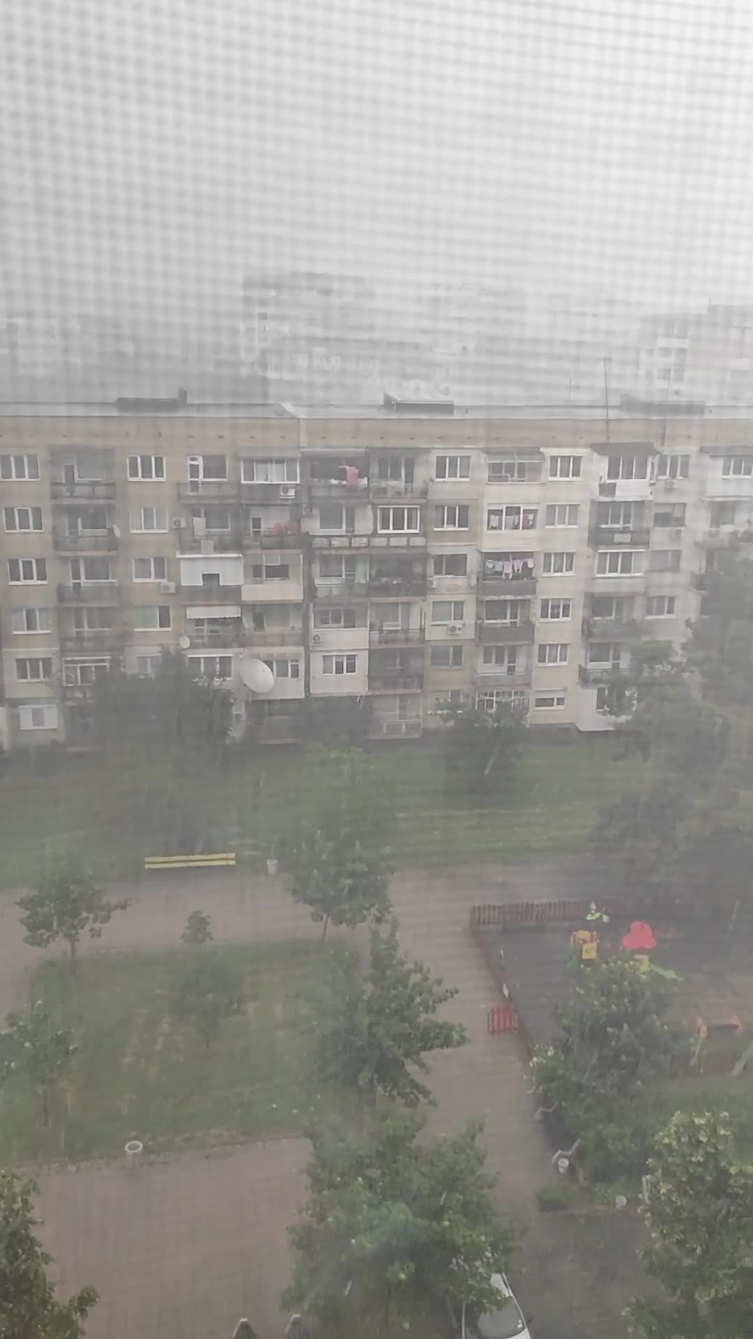 Градушка удари София и Троян