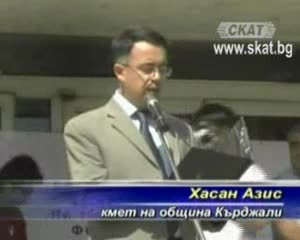 ОТВРАТИТЕЛНО! Турци Въртят Кючеци Пред Лика На Васил Левски! в Кърджали!