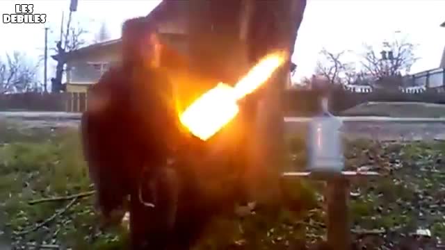 Руснак запалва туби заредени с газ
