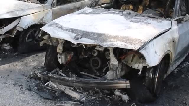 Два леки автомобила изгоряха на паркинг над Благоевград, засегнат е и трети