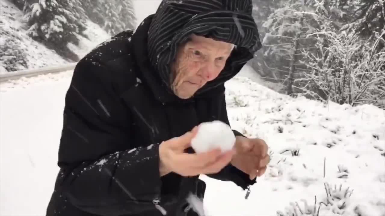 101 г. жена все още се радва на малките неща, които правят живота красив!