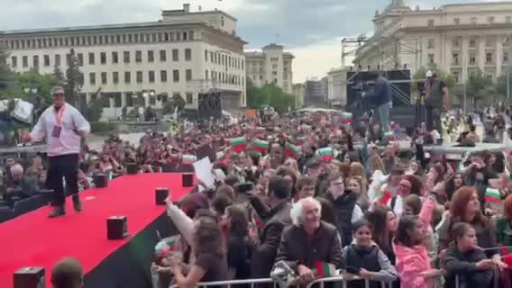 Еуфорията в центъра на София преди появата на DARA