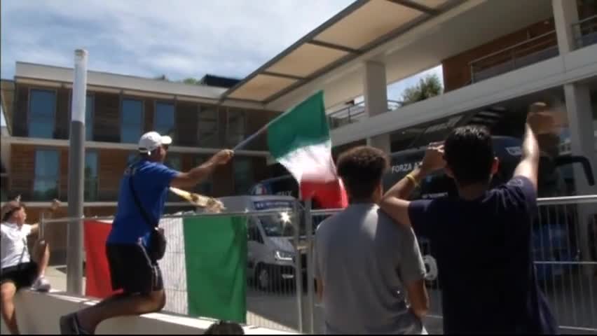 Феновете на Италия изпратиха тима към дома