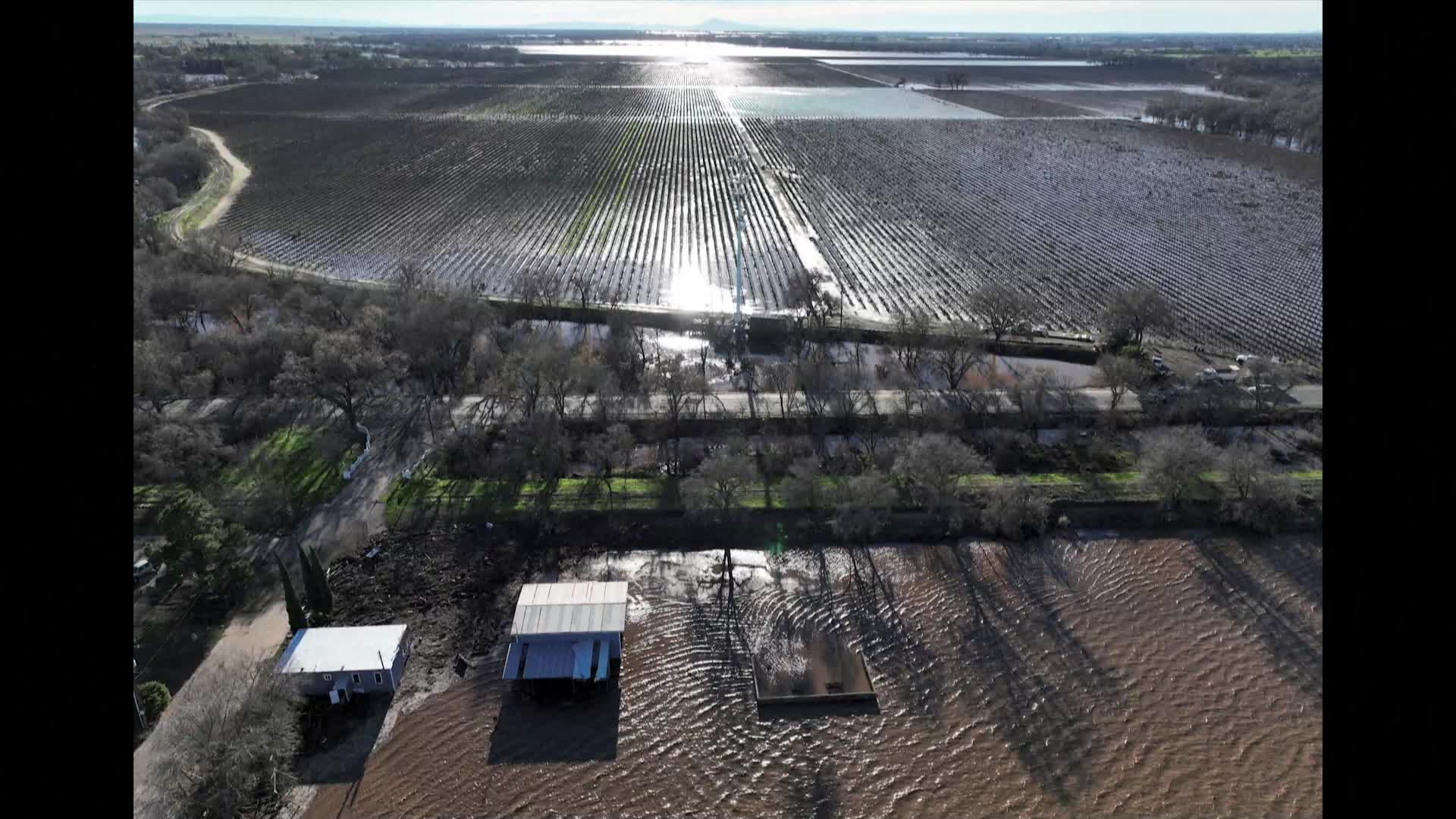 КАДРИ ОТ ДРОН: Вижте последиците от придошлите води след повреда на диги в Калифорния (ВИДЕО)