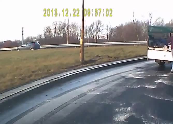 Съвременна машина за хвърляне на сол по замръзнали улици