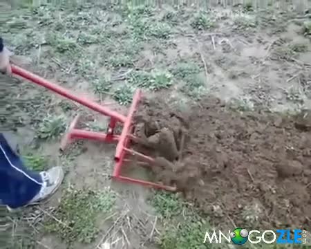 Униврсално градинарско съоръжение ( Мотика § Лопата )