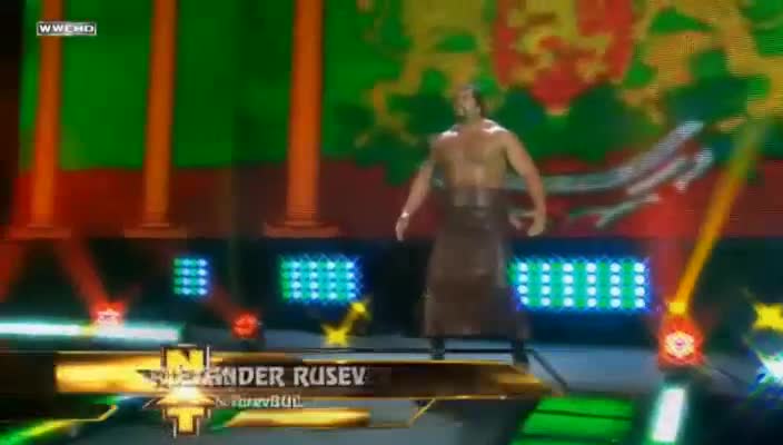 Българската гордост в Wwe излиза с Българския химн и говори на български.