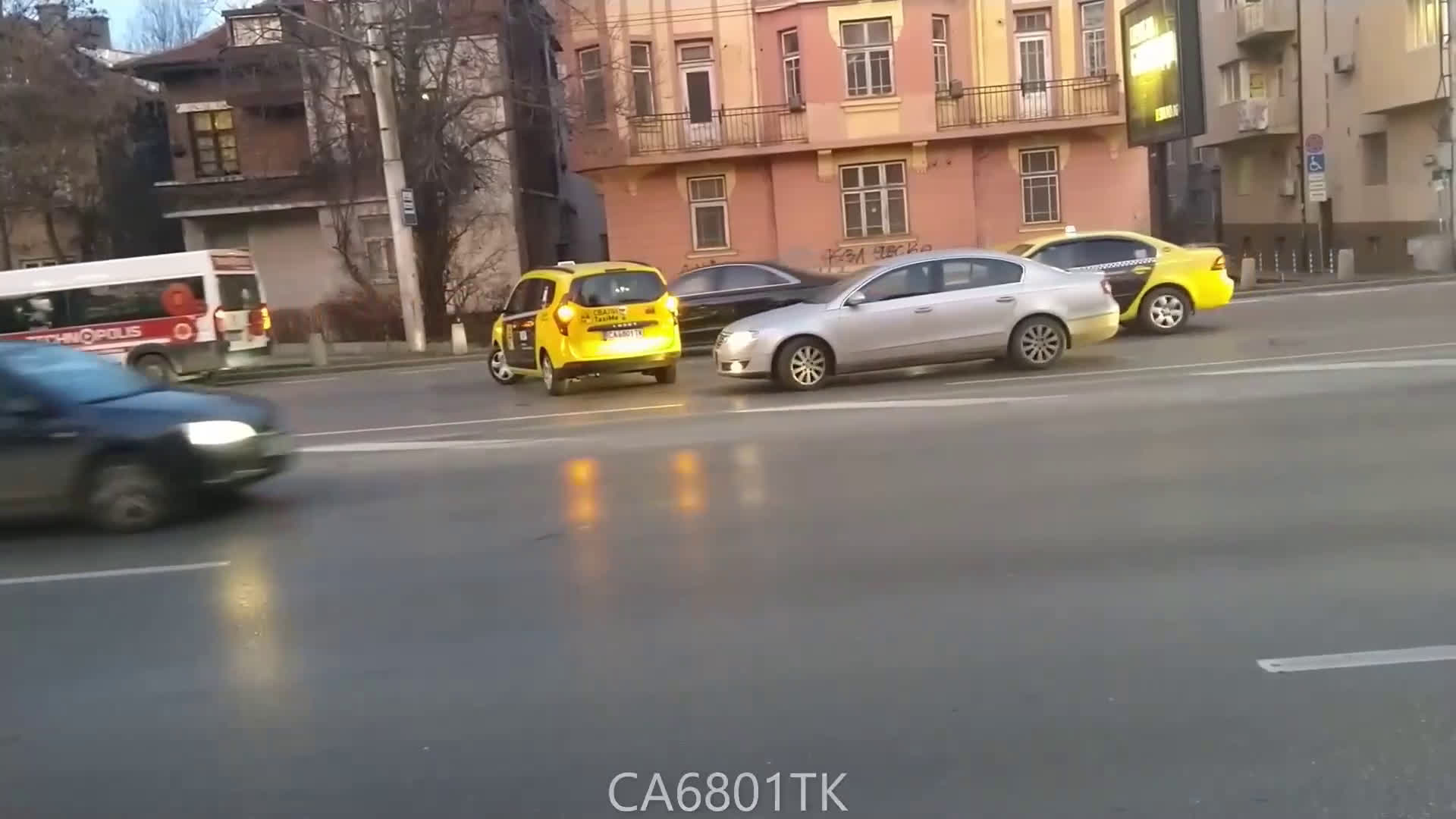 От "Моята новина": Такси прави обратен завой на "Орлов мост" в час пик
