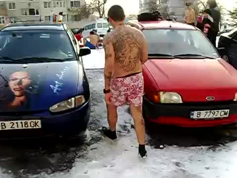 Нерномални хора на плажа много смях !!!