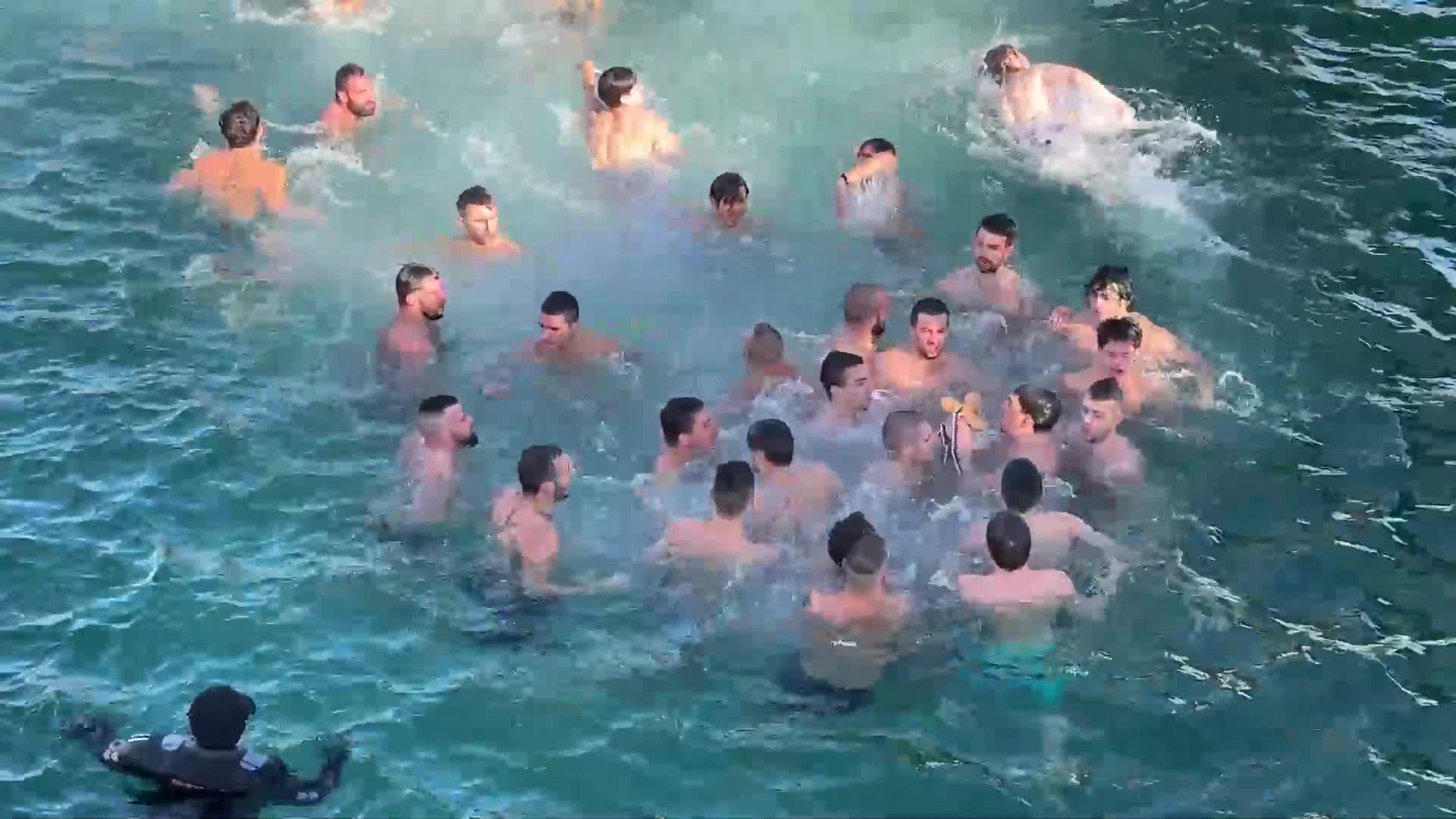 Ученик от Природоматематическа гимназия в Бургас спаси кръста в морето