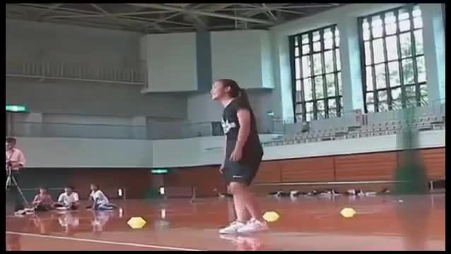 Момиче скача много бързо на въже!