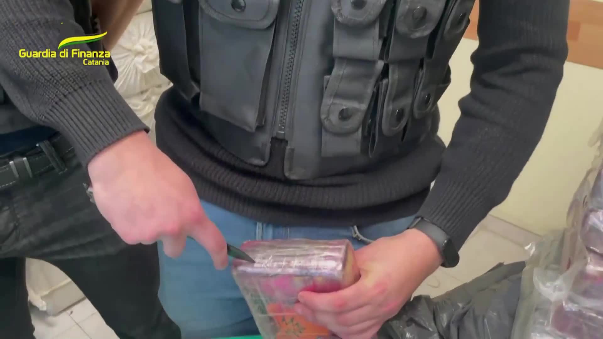 Откриха близо 2 тона кокаин в морето край Сицилия