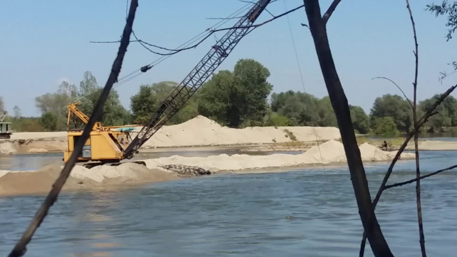 Кариери за добив на пясък унищожават коритото на р. Марица