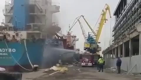 Пожар в кораб на пристанището в Бургас 2