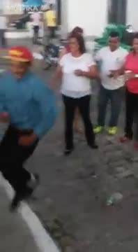 Игрив дядо