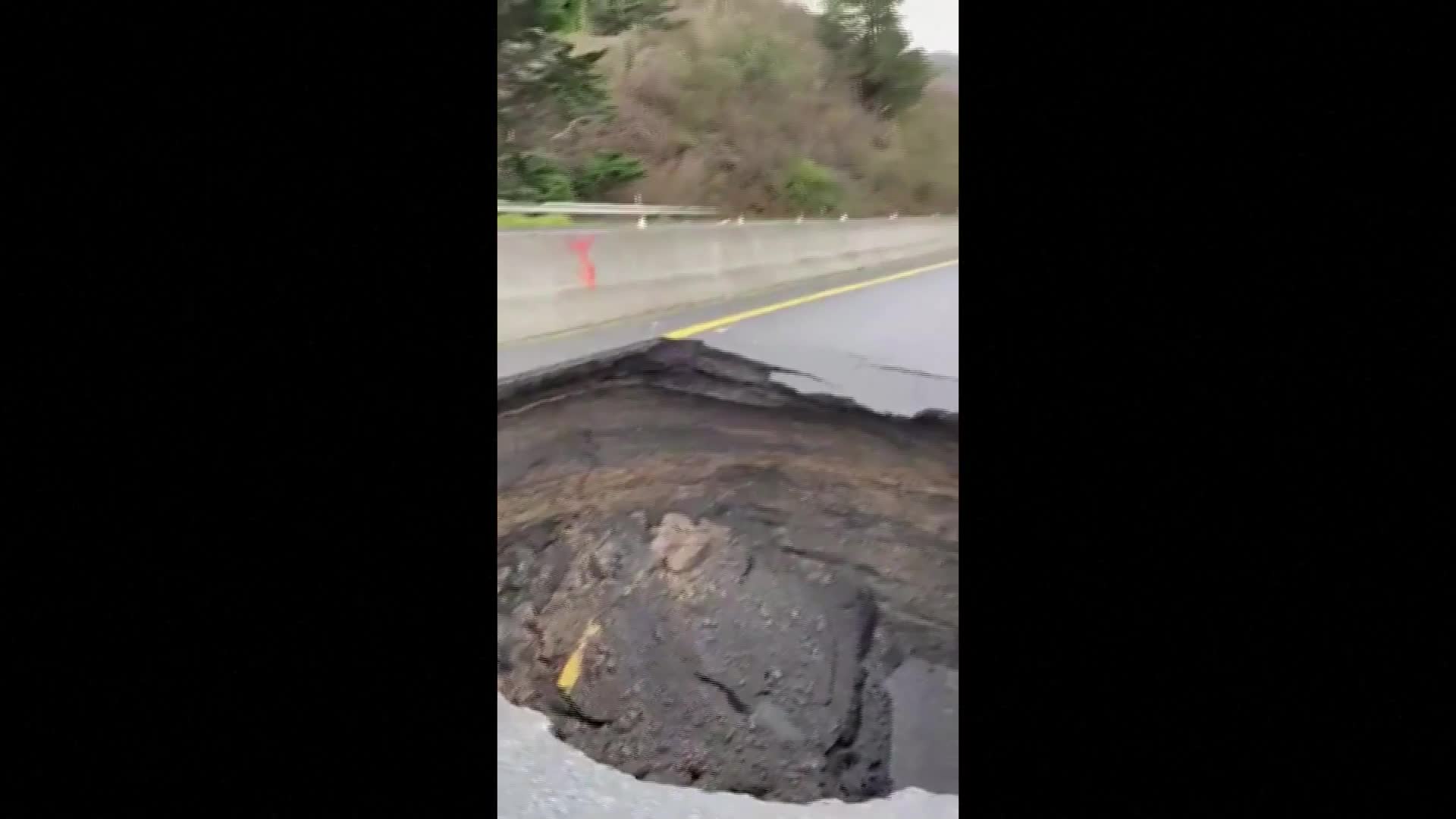 Огромна дупка затвори магистрала в Калифорния (ВИДЕО)
