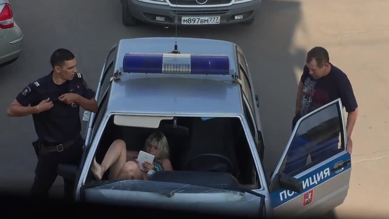 Рускиня съсипа полицейска кола