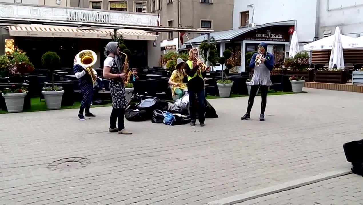 Улични музиканти грабват вниманието на хората