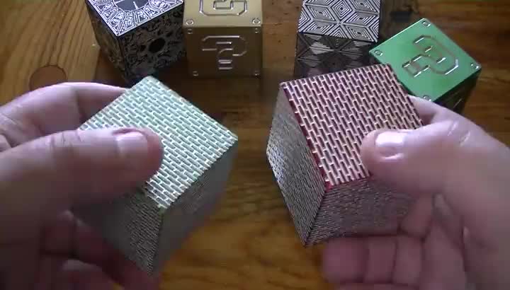 Щура секретна кутия , откъде ли се отваря?